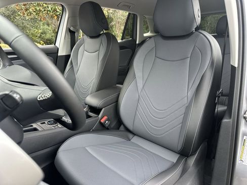 New 2025 Volkswagen Tiguan SE image 11