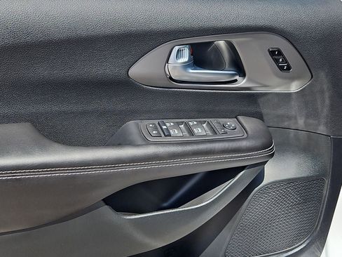 New 2027 Chrysler Pacifica Select FWD image 21