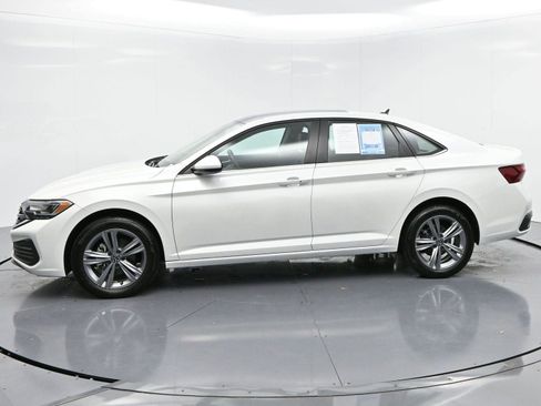 Used 2023 Volkswagen Jetta SE image 4