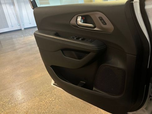 Used 2025 Chrysler Pacifica Select image 18