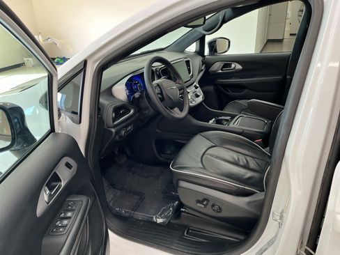 Used 2025 Chrysler Pacifica Limited FWD image 15