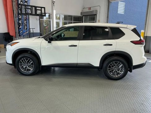 Used 2025 Nissan Rogue S FWD image 19