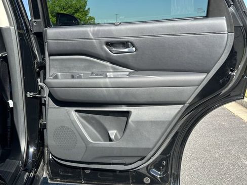 Certified 2025 Nissan Pathfinder SL w/ Black Appearance Package FWD image 18