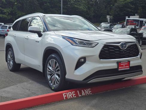 Used 2020 Toyota Highlander Platinum AWD/4WD image 3