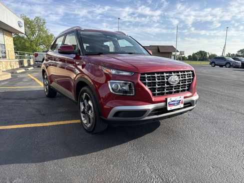 Used 2025 Hyundai Venue SEL FWD image 3