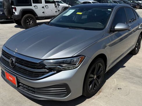Used 2024 Volkswagen Jetta SE w/ Panoramic Sunroof Package FWD image 3