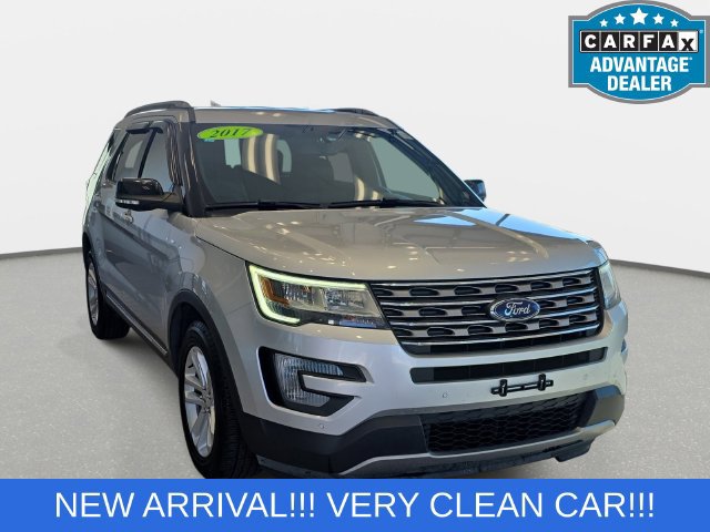 Used 2017 Ford Explorer XLT w/ Equipment Group 202A FWD image 3
