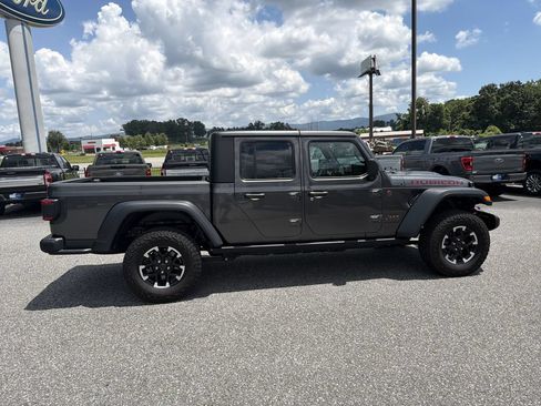Used 2024 Jeep Gladiator Rubicon w/ Technology Group AWD/4WD image 8