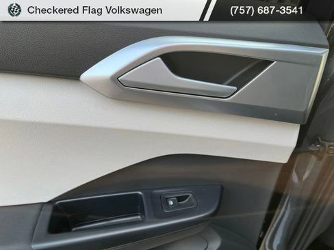 Certified 2025 Volkswagen Taos SE FWD image 23