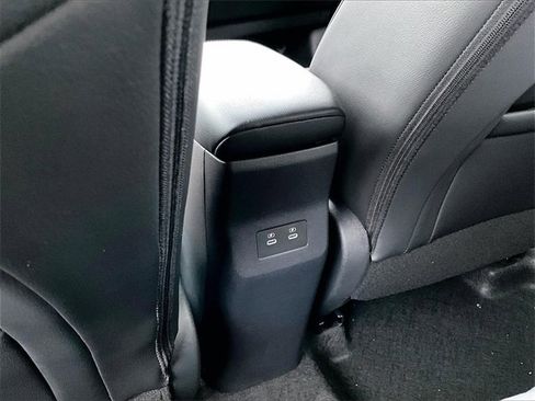 Used 2025 Nissan Kicks SR image 30