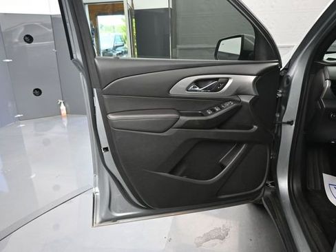 Used 2023 Chevrolet Traverse LT FWD image 11