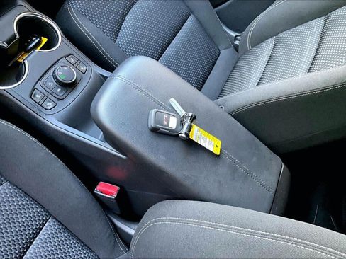 Used 2024 GMC Terrain SLE w/ Driver Convenience Package AWD/4WD image 17