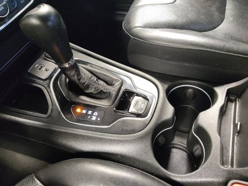 Used 2019 Jeep Cherokee Limited FWD image 26
