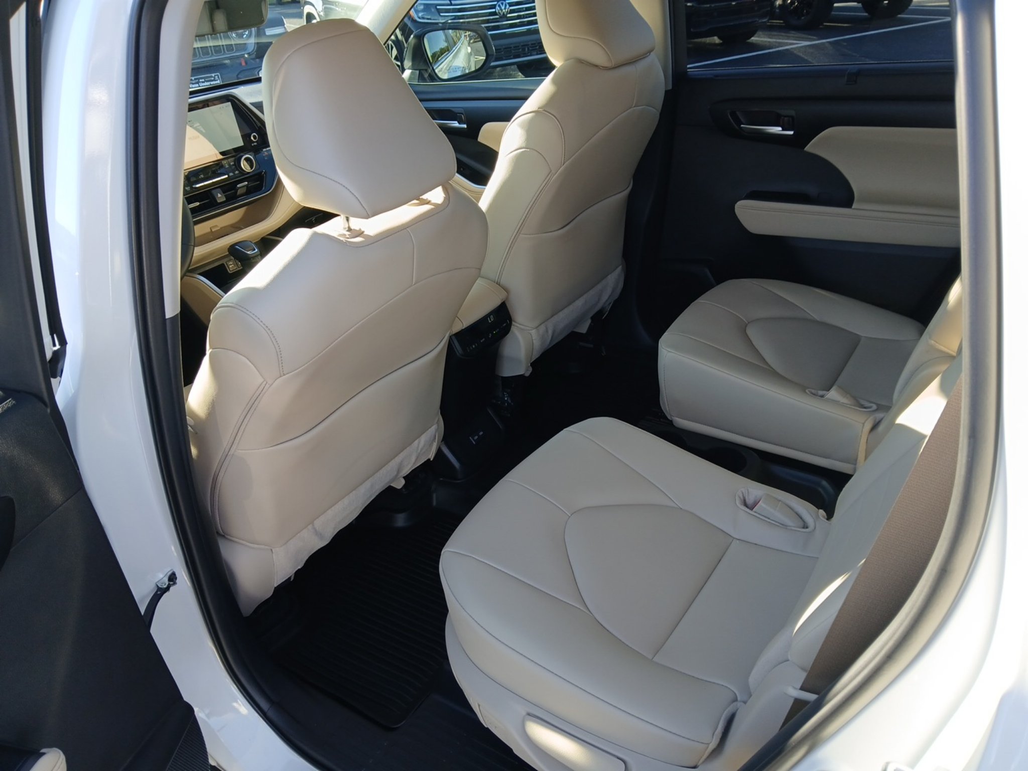 Used 2025 Toyota Highlander XLE FWD image 26
