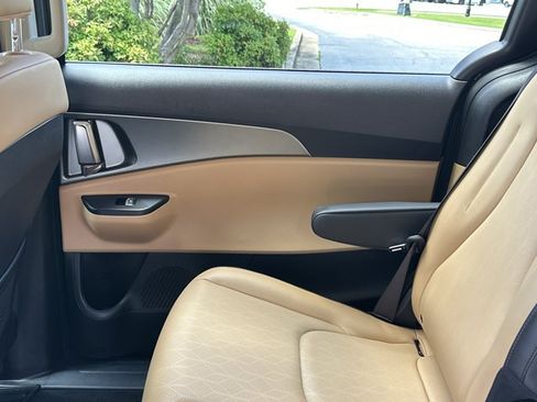 Certified 2024 Kia Carnival LX FWD image 27