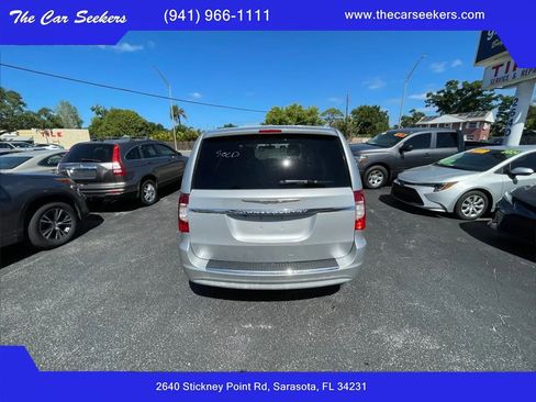 Used 2011 Chrysler Town & Country Touring FWD image 4