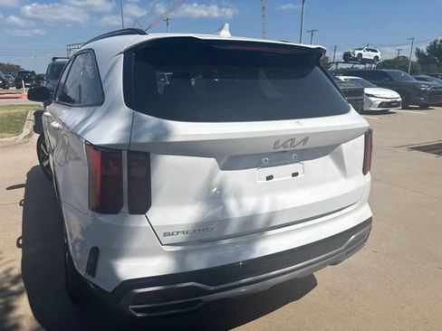 Used 2023 Kia Sorento S w/ Panoramic Sunroof Package FWD image 4