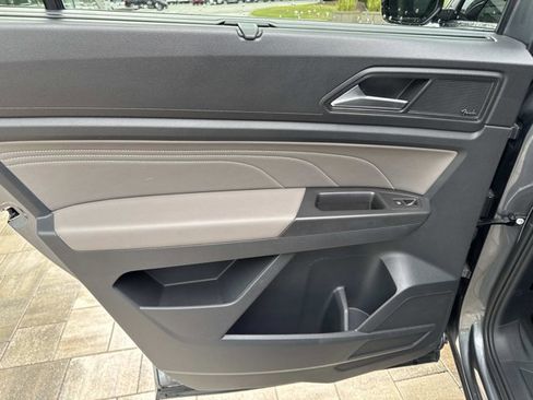 Used 2022 Volkswagen Atlas SEL Premium image 16