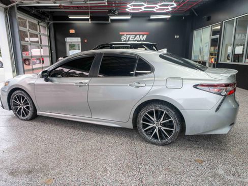 Used 2021 Toyota Camry SE image 2