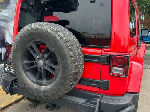 Used 2017 Jeep Wrangler Unlimited Sahara AWD/4WD image 3