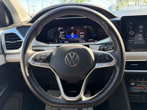 Used 2025 Volkswagen Taos SE AWD/4WD image 16