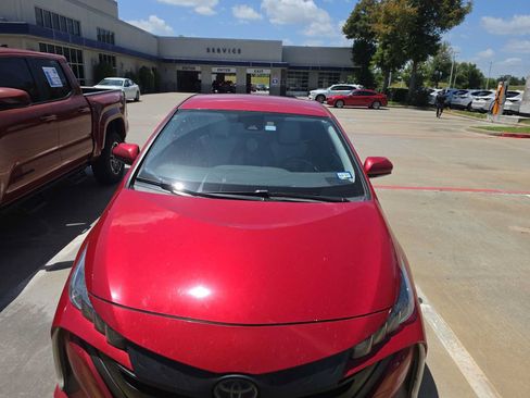 Used 2021 Toyota Prius Prime XLE FWD image 2
