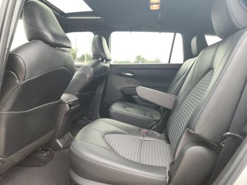 Used 2022 Toyota Highlander XSE FWD image 27