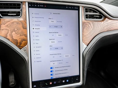 Used 2017 Tesla Model X 90D image 32