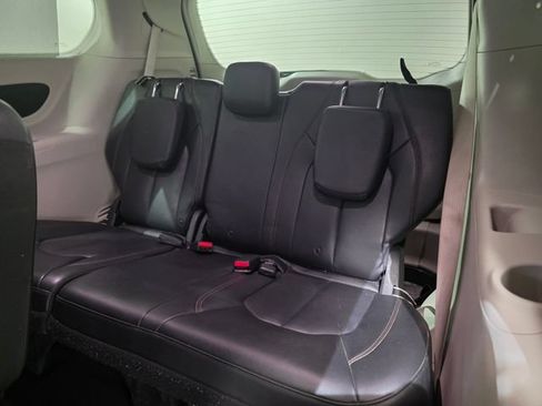 Used 2018 Chrysler Pacifica Touring-L FWD image 29