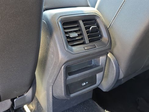 Used 2024 Volkswagen Taos SE image 18