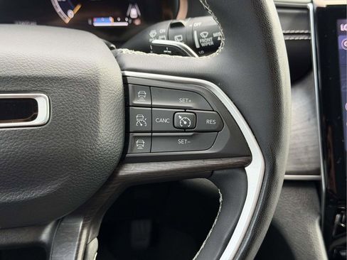 Used 2023 Jeep Grand Cherokee Limited AWD/4WD image 9