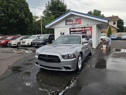 Used 2013 Dodge Charger SE RWD image 4