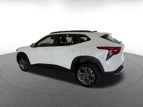 Used 2025 Chevrolet Trax LT FWD image 9