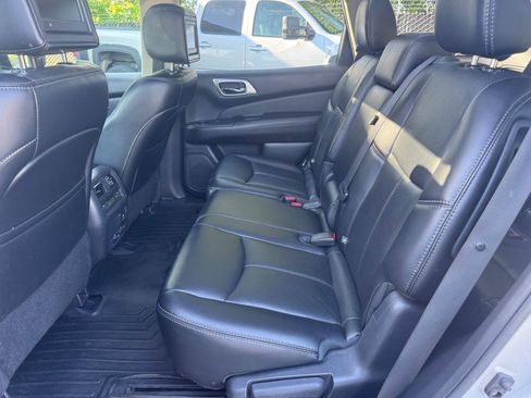 Used 2015 Nissan Pathfinder Platinum w/ Family Entertainment Package FWD image 11