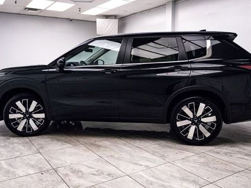 Used 2025 Mitsubishi Outlander SE AWD/4WD image 3