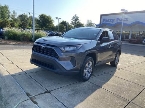 Used 2022 Toyota RAV4 LE AWD/4WD image 4