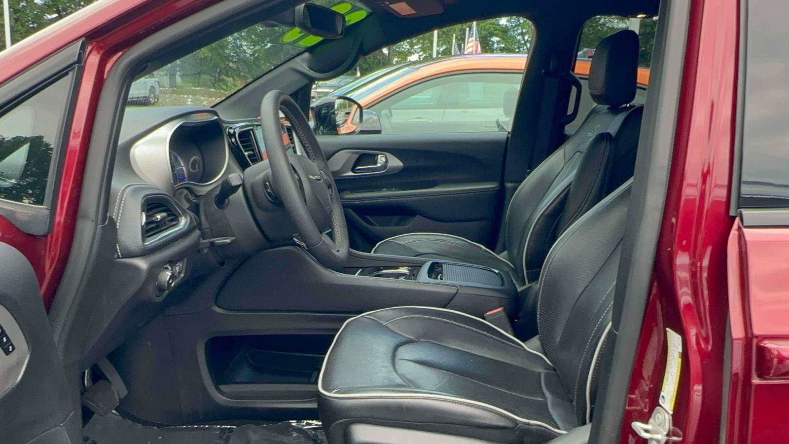 Used 2023 Chrysler Pacifica Limited w/ S Appearance Package FWD image 14