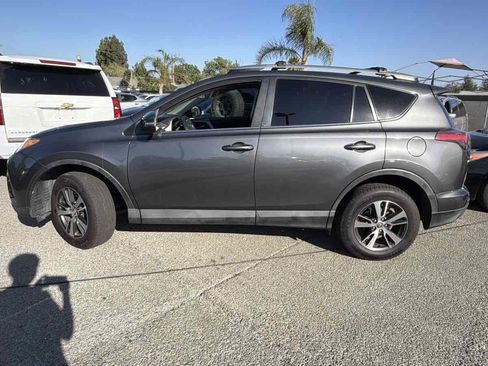 Used 2018 Toyota RAV4 XLE FWD image 2