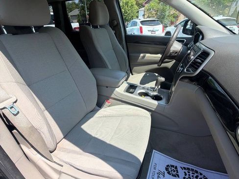 Used 2011 Jeep Grand Cherokee Laredo w/ Security & Convenience Group AWD/4WD image 32