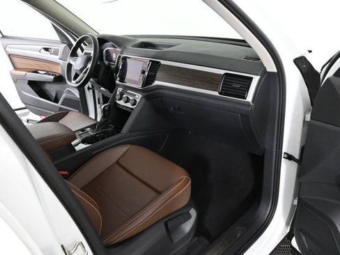 Certified 2022 Volkswagen Atlas SE w/ Black Wheel Package image 11