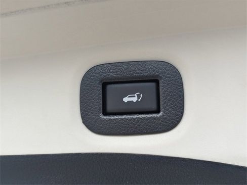 Used 2019 Nissan Rogue SV image 17