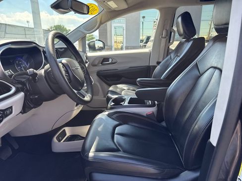 Used 2023 Chrysler Pacifica Touring-L FWD image 9