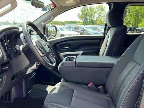 Used 2018 Nissan Titan SV image 8