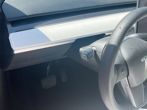 Used 2024 Tesla Model Y Long Range RWD image 19