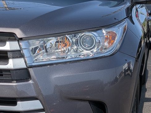 Used 2019 Toyota Highlander LE w/ Carpet Mat Package (TMS) AWD/4WD image 10