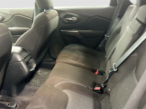 Used 2019 Jeep Cherokee Latitude w/ Cold Weather Group AWD/4WD image 5