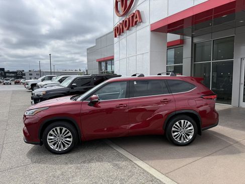 Used 2023 Toyota Highlander Platinum AWD/4WD image 3