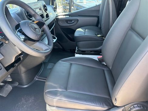 Used 2025 Mercedes-Benz Sprinter 2500 image 10