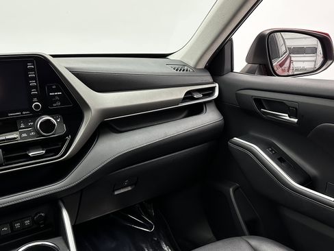 Used 2020 Toyota Highlander XLE image 28