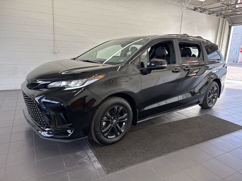 Certified 2025 Toyota Sienna XSE w/ XSE Premium Package image 4